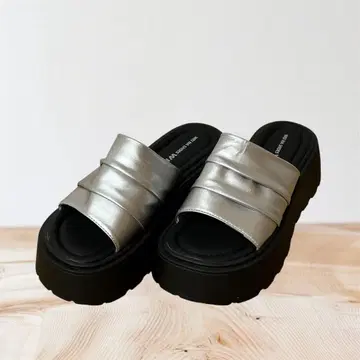 새상품급 통굽 샌들 실버