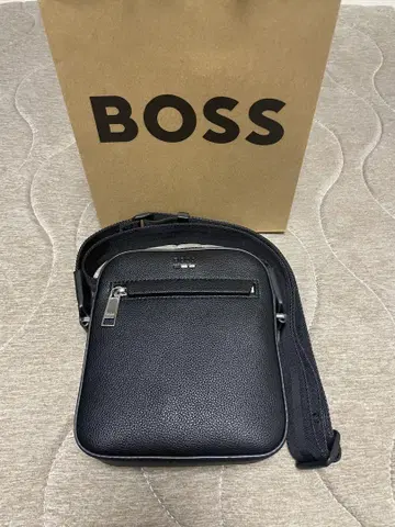 BOSS 블랙 가죽 숄더백