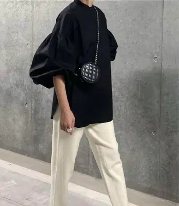 LOHEN 소매 개더 퍼프 블라우스 블랙