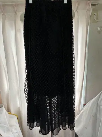 AULA AILA 메쉬 밑단 시어 스커트