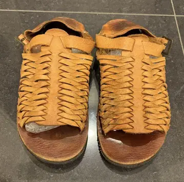 브라운 가죽 뜨개질 샌들