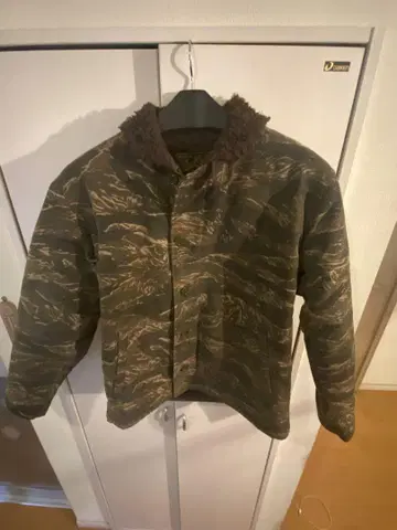 The Calee 카모플라쥬 플리스 옷깃 자켓 L