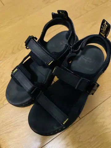 Dr. Martens FORSTER 멀티 스트랩 샌들