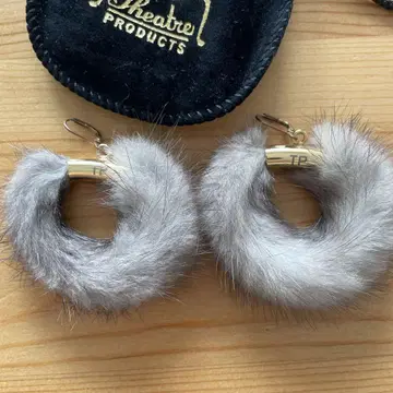 Theatre Products 퍼 귀걸이 그레이