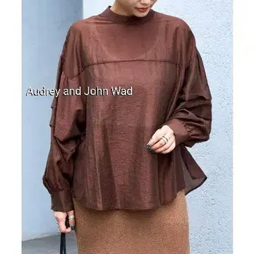 Audrey and John Wad 스탠드 카라 볼륨 슬리브 블라우스