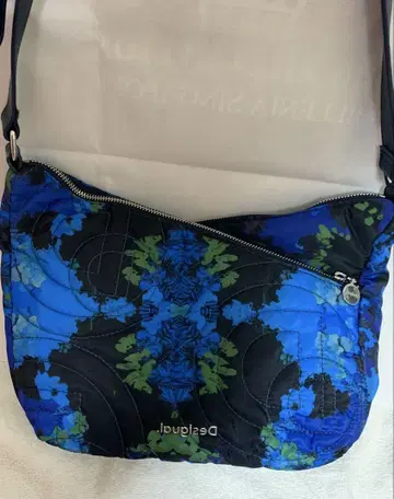 Desigual 데시구알 플로럴 카모플라쥬 푹신한 숄더백