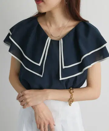러브티크 모자 꽁지 바이컬러 파이핑 빅 칼라 블라우스 네이비