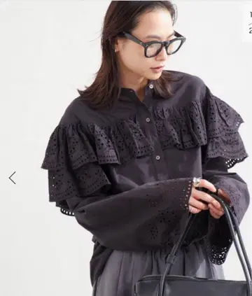 컷워크 레이스 디자인 블라우스
