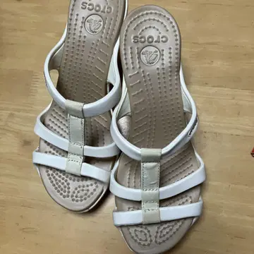 Crocs 화이트 컴포트 샌들 중간 힐