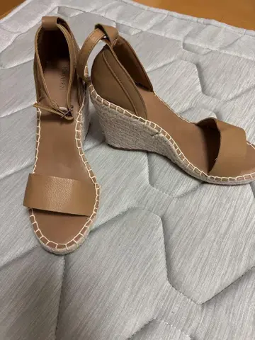FOREVER 21 베이지 웨지솔 샌들 사이즈 L 상당