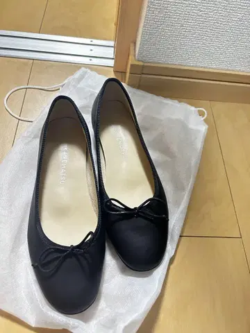 긴자 카네마츠 양가죽 발레 펌프스