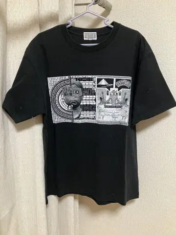 CE 그래픽 프린트 블랙 티셔츠 L