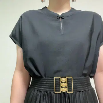 블랙 블랙 차이나 버튼 문양 패턴 밴드 카라 슬리브리스 레트로 블라우스
