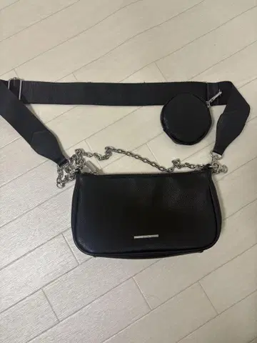 블랙 숄더백 체인 스트랩 포함