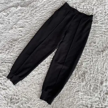 Frene. 테이퍼드 저지 팬츠 조거 팬츠 블랙 리브 슬릿