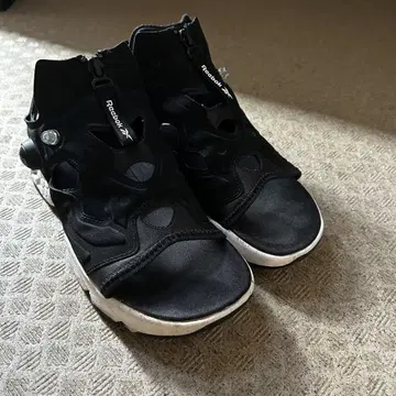 인스타펌프 퓨리 샌들 블랙 24.0cm