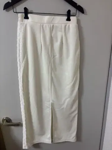 CECIL McBEE 아이보리 슬릿 타이트 스커트