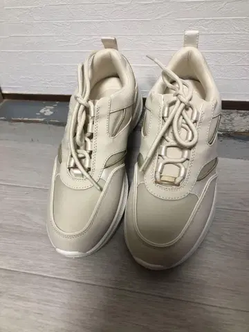 RANDA 크림색 레이스업 스니커즈