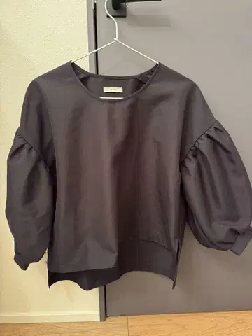 CLANE Volume sleeve tops 사이즈 2