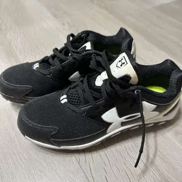 Under Armour 스파이크 야구