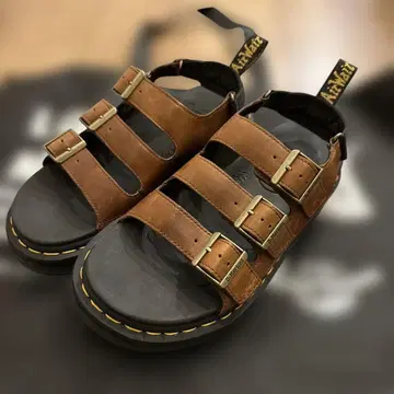 Dr. Martens 브라운 샌들