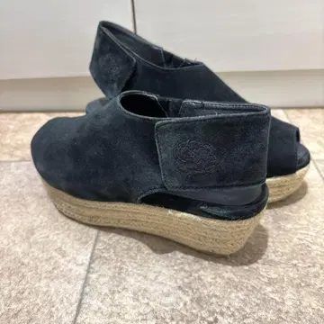 INGEBORG 잉게보그 꽃 자수 스웨이드 샌들 23.5cm BLK