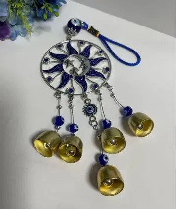 달과 태양의 그림이 그려진 벽걸이 스트랩입니다.