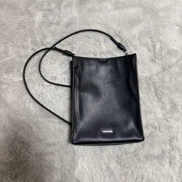 HARE 블랙 컴팩트 숄더백