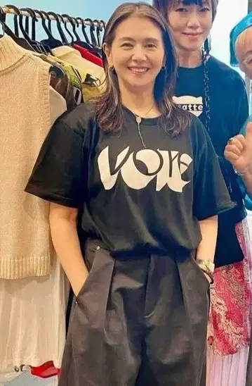 고이즈미 키요코 씨가 착용한 티셔츠