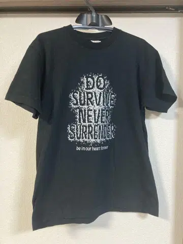 블랙 티셔츠 DO SURVIVE NEVER SURRENDER