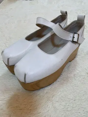 화이트 플랫폼 샌들 앵클 스트랩