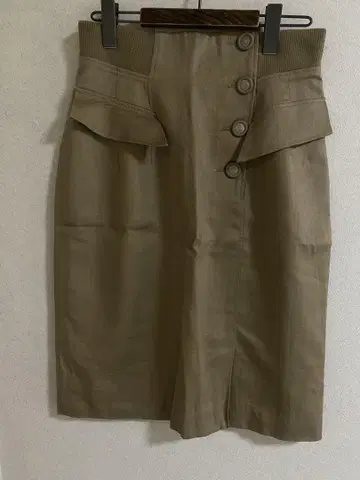 BARI BARI 버튼이 달린 베이지 스커트