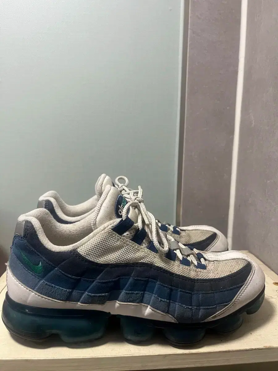 NIKE 나이키 Nike Air VaporMax 95 White/Blue/Navy, Size 260