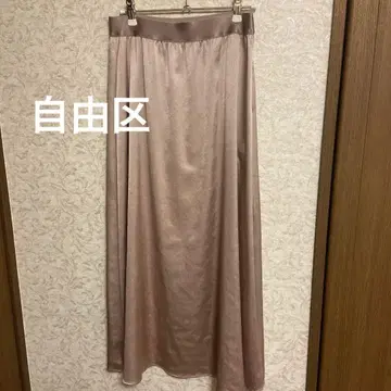 광택 있음 베이지 플레어 스커트