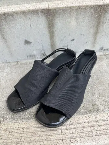 블랙 오픈토 샌들