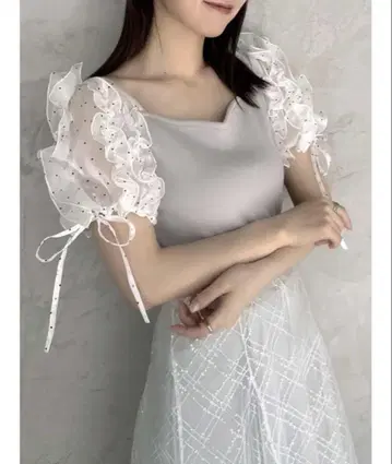 dazzlin 숄더 볼륨 프릴 컷 풀오버