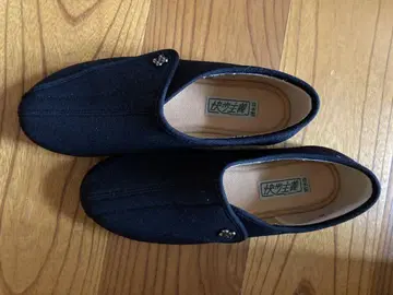 블랙 비쥬가 달린 쾌보주의 간호화 24.5EEE