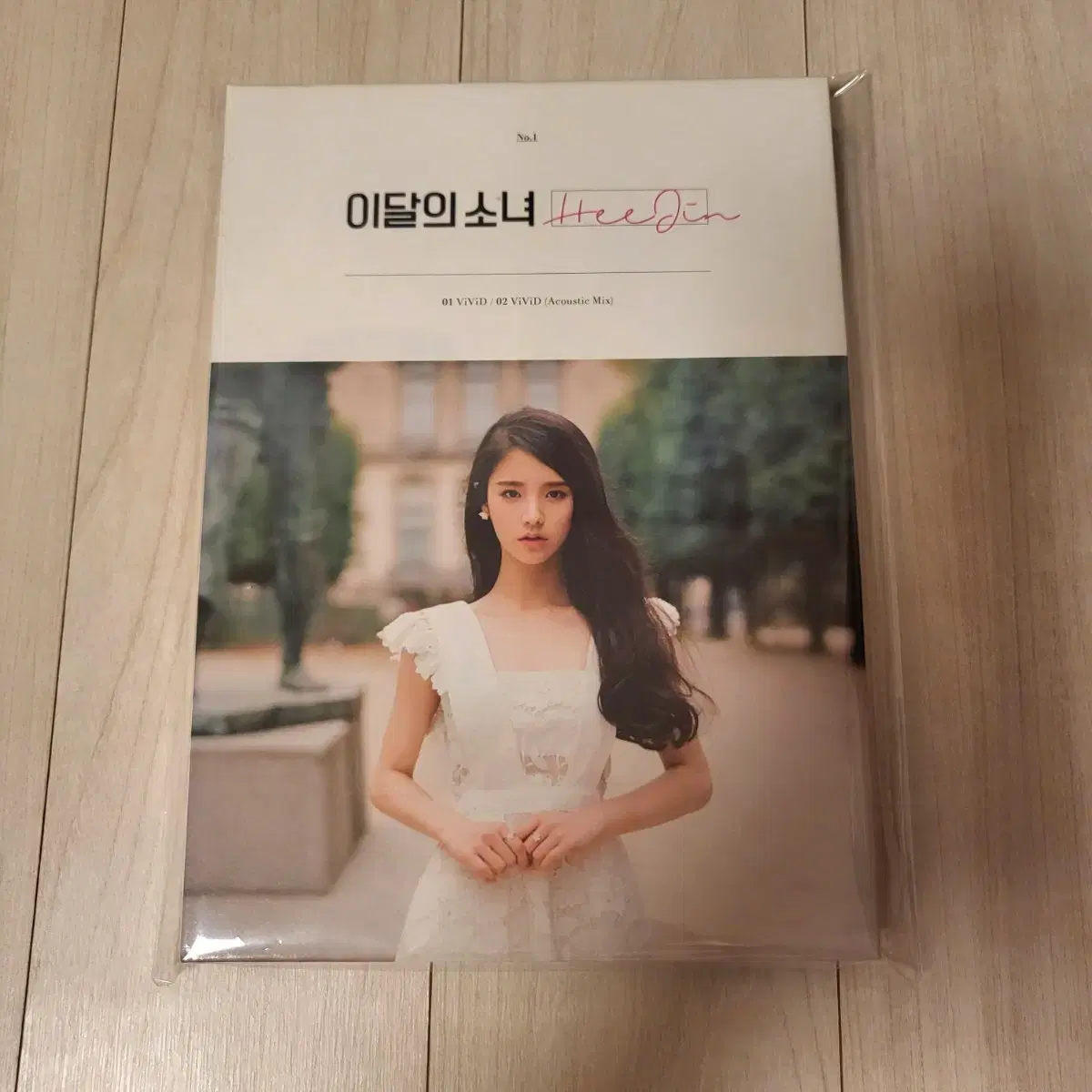 이달의 소녀 (LOONA) 　××　CD LOOΠΔ 이달의 소녀 LOONA YVES B SINGLE ALBUM CD + PHOTObook