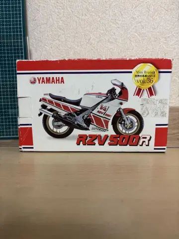 야마하 RZV500R 1/12 스케일 모델