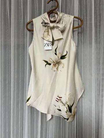 새상품 ZARA 꽃무늬 슬리브리스 블라우스