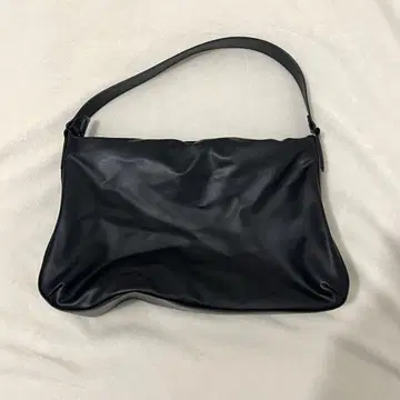 유니클로 C 가죽 터치 퍼프 백