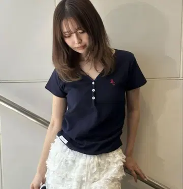 레이 카즌 V 넥 헨리 가슴 자수 반팔 티셔츠 네이비