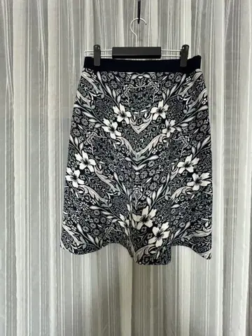 새상품 LAURA ASHLEY 플라워 프린트 스커트