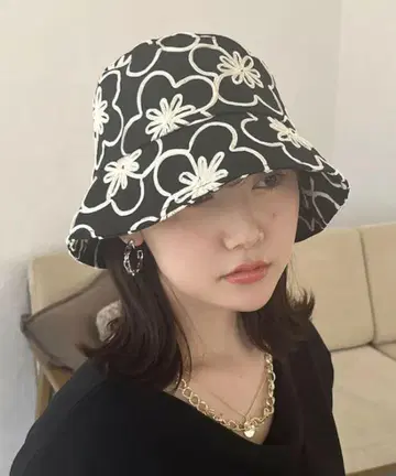 미사용 새상품 인기 플라워 코드 자수 버킷 햇 블랙