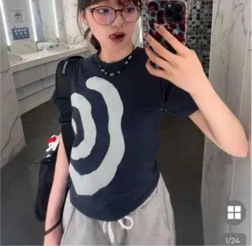 스월 패턴 네이비 티셔츠