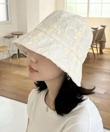 미사용 새상품 인기 플라워 자수 버킷 햇 아이보리