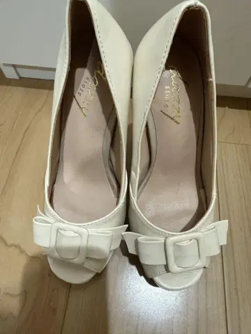 화이트 리본 포함 오픈토 하이힐
