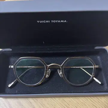 Yuichi toyama 안경