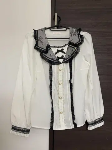LIZLISA 프릴이 달린 화이트 셔츠