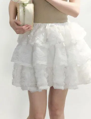 자신을 위해 부드러운 장미 모양의 볼륨 스커트를 선물하세요.